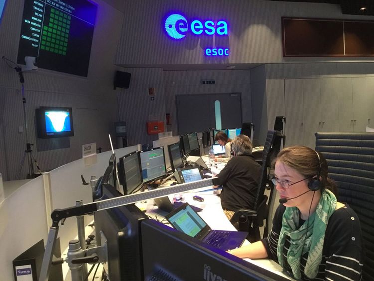 Les contrôleurs de mission du Centre européen d'opérations spatiales à Darmstadt, en Allemagne, en préparation du lancement de BepiColombo 