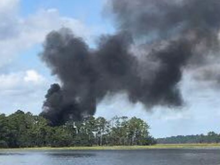 La fumée monte sur le site d'un crash d'avion F-35 à Beaufort en Caroline du Sud