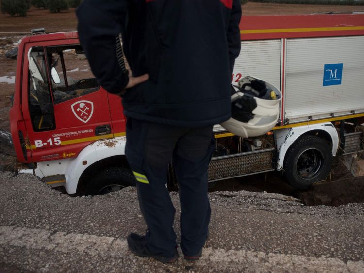 Le camion de pompiers s'est renversé lors d'opérations de secours sur une route inondée