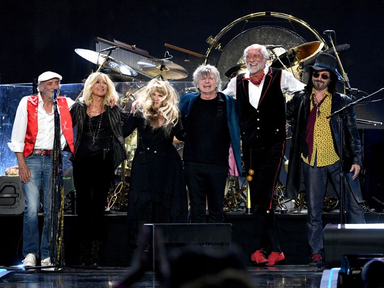 John McVie, Christine McVie, Stevie Nicks, Neil Finn, Mick Fleetwood et Mike Campbell de Fleetwood Mac se produisent sur scène lors du festival de musique iHeartRadio 2018 à la T-Mobile Arena le 21 septembre 2018 à Las Vegas, Nevada