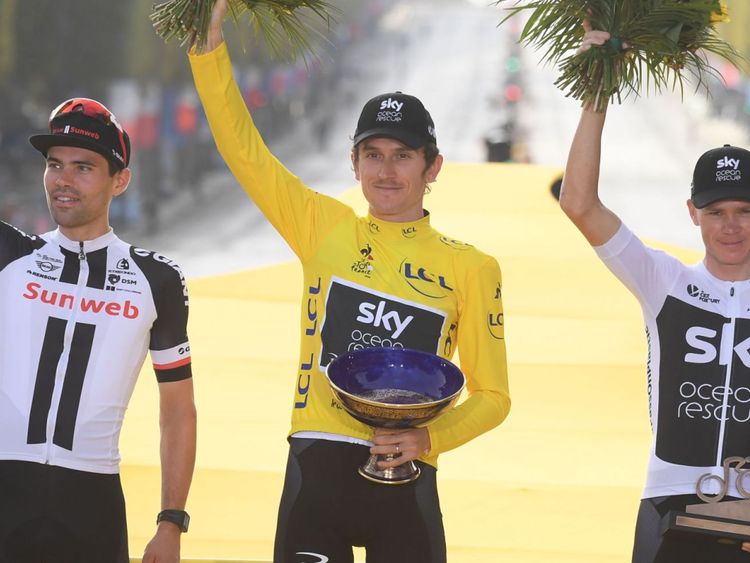 Geraint Thomas (C) après la 21e et dernière étape de la 105e édition de la course cycliste du Tour de France