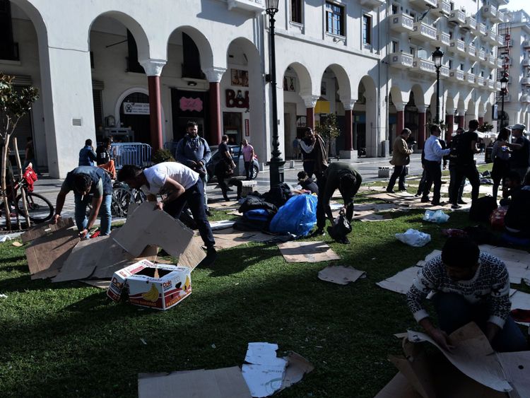 Les migrants ont nettoyé la place avant de partir pour le camp de réfugiés