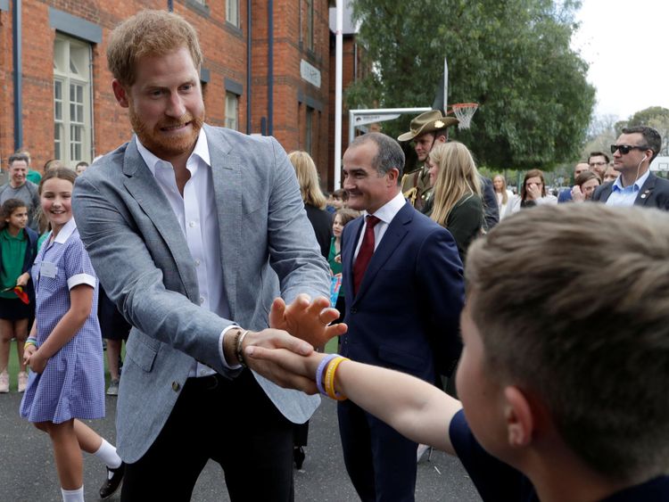 Prince Harry serre la main avec un élève lors d'une visite à l'école primaire Albert Park à Melbourne