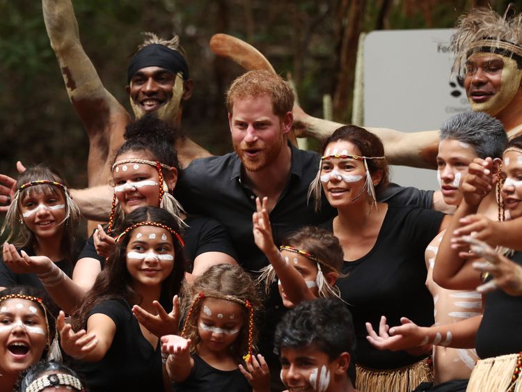 Le duc de Sussex pose pour une photo de groupe avec la tribu de K 'gari dans le Queens Canopy 