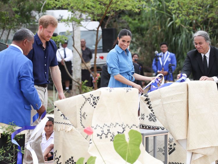 Le couple dévoilant le baldaquin du Commonwealth de la Reine 