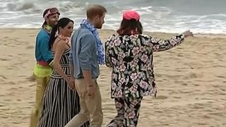 Les Royaux chaussent leurs chaussures alors qu'ils visitent la plage de Bondi "srcset =" https://e3.365dm.com/18/10/320x180/skynews-harry-meghan-bondi-beach_4457188.jpg?20181018224355 320w, https: // e3 .365dm.com / 18/10 / 640x380 / skynews-harry-meghan-bondi-beach_4457188.jpg? 20181018224355 640w, https://e3.365dm.com/18/10/736x414/skynews-harry-meghan-bondi- beach_4457188.jpg? 20181018224355 736w, https://e3.365dm.com/18/10/992x558/skynews-harry-meghan-bondi-beach_4457188.jpg?20181018224355 992w, https://e3.365dm.com/18/ 10 / 1096x616 / skynews-harry-meghan-bondi-beach_4457188.jpg? 20181018224355 1096w, https://e3.365dm.com/18/10/1600x900/skynews-harry-meghan-bondi-beach_4457188.jpg?20181018281818181818181818181818181818181818181818181818181818181818181818181818181818181818181818181818181818181818181818181818181818181818181818181818181818181418181418141819 avec un motif clair https://e3.365dm.com/18/10/1920x1080/skynews-harry-meghan-bondi-beach_4457188.jpg?20181018224355 1920w, https://e3.365dm.com/18/10/2048x1152/skynews-harry -meghan-bondi-beach_4457188.jpg? 20181018224355 2048w "tailles =" (largeur minimale: 900px) 992px, 100vw