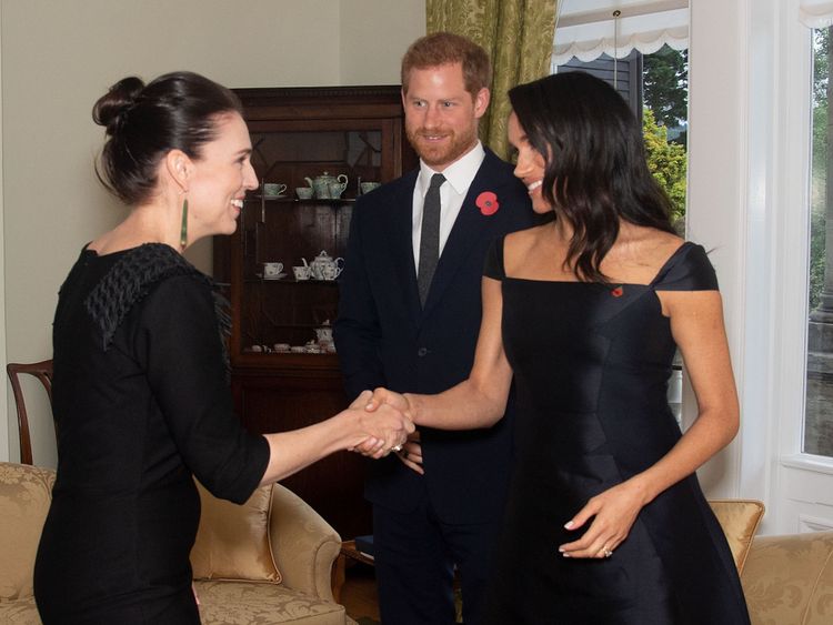 Le prince britannique Harry et sa femme Meghan, la duchesse de Sussex, ont rencontré la première ministre de la Nouvelle-Zélande, Jacinda Ardern, lors d'une visite à la Government House de Wellington, à Wellington, le 28 octobre. 2018