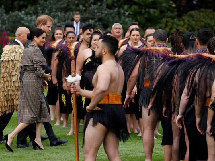 Le prince britannique Harry et Meghan, la duchesse de Sussex, assistent à une cérémonie de bienvenue à Government House à Wellington, en Nouvelle-Zélande, le 28 octobre 2018