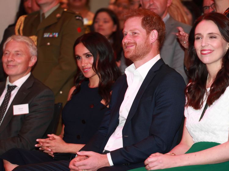 Le duc et la duchesse avec le Premier ministre de la Nouvelle-Zélande lors d’une réception au War Memorial Museum