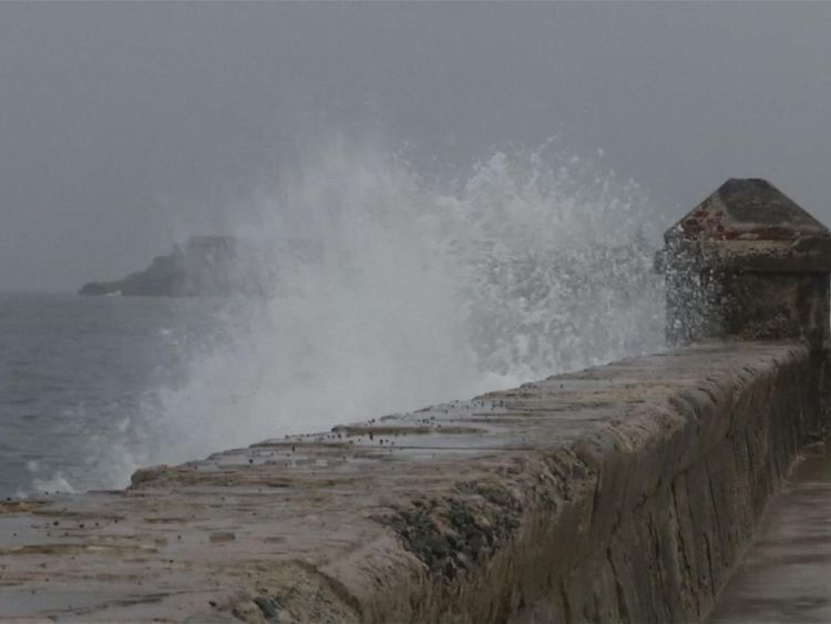 Des vagues commencent à se former sur le front de mer de La Havane