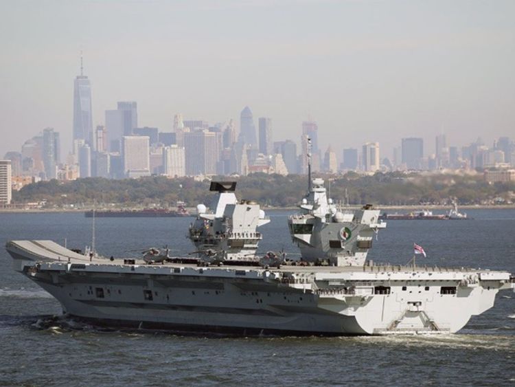 Le HMS Queen Elizabeth navigue près de l'emblématique skyline de New York