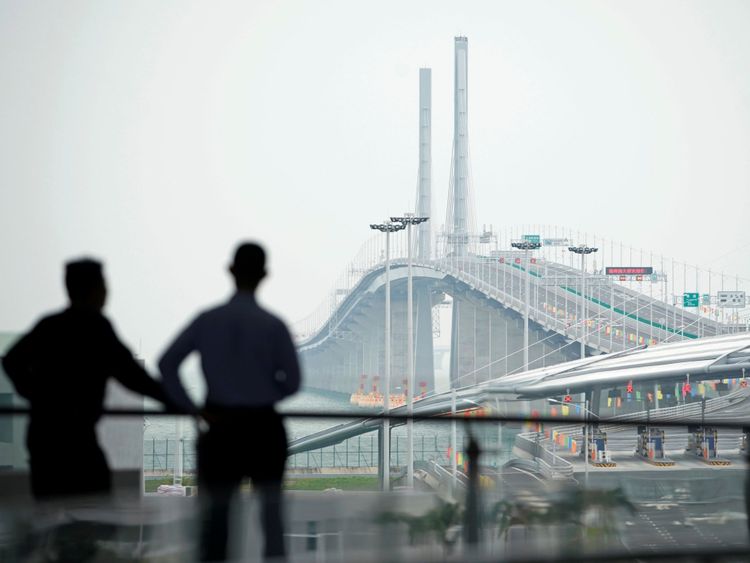 Le pont de 34 km (55 km) est en construction depuis neuf ans.