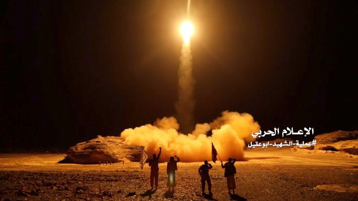 Une image tirée d'une vidéo rapportée par les rebelles houthis est le lancement d'une attaque au missile en mars 2018