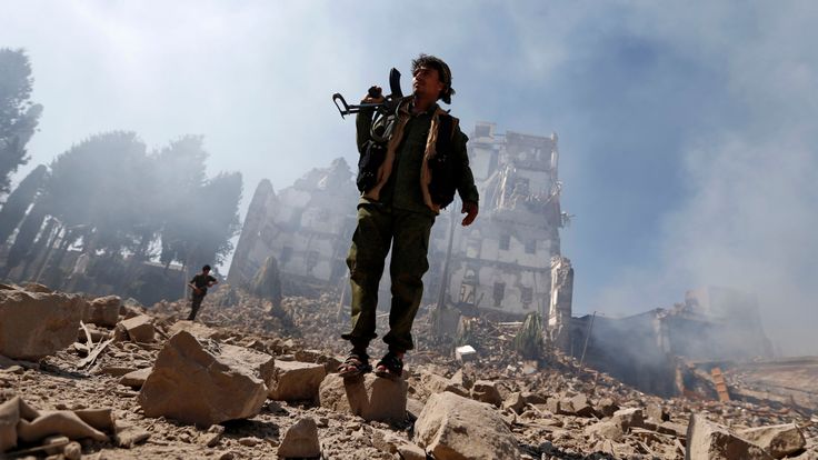 Un rebelle houthi inspecte les dégâts causés par une frappe aérienne de la coalition dirigée par l'Arabie saoudite