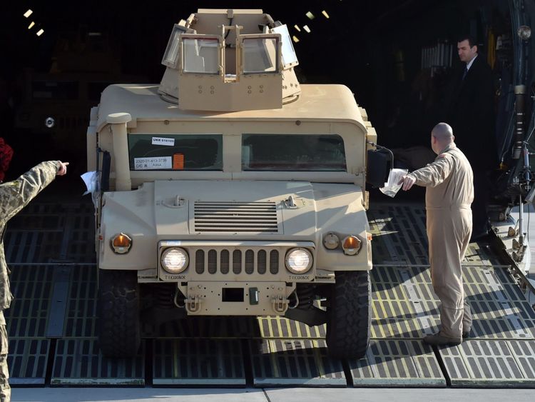 Un Humvee est déchargé d'un avion militaire