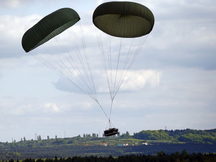 Un Humvee est largué dans le cadre d'un exercice d'entraînement