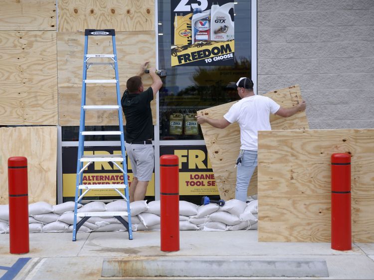 Justin Davis, à gauche, et Brock Mclean lancent une entreprise en prévision de l'ouragan Michael à Destin, en Floride.