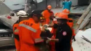 Le 30 septembre, des secouristes ont arraché des survivants des décombres de la capitale provinciale, Palu, après le séisme et le tsunami de magnitude 7,4 qui ont frappé la province indonésienne de Sulawesi le 28 septembre, tuant au moins 832 personnes. "Srcset =" https: //e3.365dm .com / 18/10 / 320x180 / skynews-indonesia-earthquake_4439959.jpg? 20181001172002 320w, https://e3.365dm.com/18/10/640x380/skynews-indonesia-earthquake_4439959.jpg?20181001172002 640w, https: / /e3.365dm.com/18/10/736x414/skynews-indonesia-earthquake_4439959.jpg?20181001172002 736w, https://e3.365dm.com/18/10/992x558/skynews-indonesia-earthquake_4439959.jpg?20181001172002 992w , https://e3.365dm.com/18/10/1096x616/skynews-indonesia-earthquake_4439959.jpg?20181001172002 1096w, https://e3.365dm.com/18/10/1600x900/skynews-indonesia-earthquake_4439959. jpg? 20181001172002 1600w, https://e3.365dm.com/18/10/1920x1080/skynews-indonesia-earthquake_4439959.jpg?20181001172002 1920w, https://e3.365dm.com/18/10/2048x1152/skynews- Indonésie-Earthqua ke_4439959.jpg? 20181001172002 2048w "tailles =" (min-width: 900px) 992px, 100vw