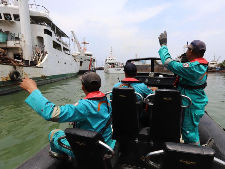 Des membres d'une équipe de secours se préparent à rechercher les survivants du vol JT 610 de Lion Air, qui s'est écrasé dans la mer, au port de Jakarta le 29 octobre 2018. - L'avion indonésien Lion Air transportant 188 passagers et son équipage s'est écrasé dans la mer en octobre 29, ont indiqué des responsables peu de temps après avoir demandé à pouvoir rentrer à Jakarta. (Photo de Resmi MALAU / AFP) (Le crédit photo doit se lire comme suit: RESMI MALAU / AFP / Getty Images)