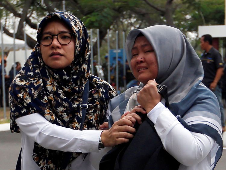 Les proches des passagers du vol JT610 de Lion Air qui s'est écrasé dans la mer arrivent à l'aéroport international Soekarno Hatta, près de Jakarta, Indonésie, le 29 octobre 2018. REUTERS / Willy Kurniawan