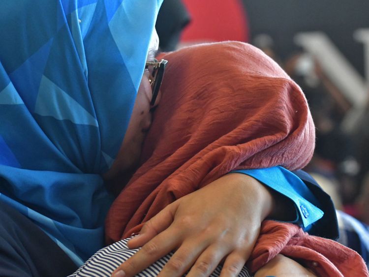 Des membres de la famille à bord se sont écrasés dans l'avion JT 610 du vol Lion Air alors qu'ils attendaient des informations sur leurs proches à l'aéroport de Pangkal Pinang, dans la province de Bangka Belitung, le 29 octobre 2018. - Un tout nouvel avion indonésien Lion Air transportant 189 passagers et son équipage s'est écrasé Le 29 octobre, les autorités ont indiqué qu’elles seraient entrées dans la mer, peu après avoir demandé à pouvoir rentrer à Jakarta. (Photo de RONI BAYU / AFP) (Le crédit photo devrait correspondre à RONI BAYU / AFP / Getty Images)