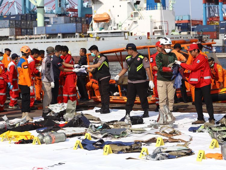 Les membres d'une équipe de secours apportent des objets personnels et des épaves à terre au port de Tanjung Priok, au nord de Jakarta, le 29 octobre 2018, après avoir été récupérés de la mer où le vol JT 610 de Lion Air s'était écrasé plus tôt dans la journée. - Un tout nouvel avion indonésien Lion Air transportant 189 passagers et membres d'équipage s'est écrasé dans la mer le 29 octobre, ont indiqué des responsables peu de temps après avoir demandé à pouvoir rentrer à Jakarta. (Photo par RESMI MALAU / AFP) (Le crédit photo doit se lire comme suit: RESMI MAL