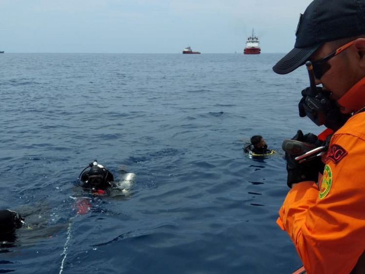 Des secouristes sont vus sur le site où le vol JT610 de Lion Air aurait eu lieu