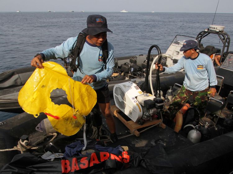 Un membre de la marine indonésienne est titulaire d'un gilet de sauvetage d'avion retrouvé après l'accident de vol du vol JT610 de Lion Air, au large de la côte de Karawang