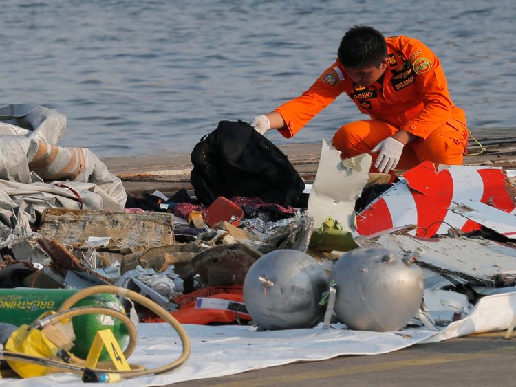 Un membre de l'Agence indonésienne de recherche et de sauvetage (BASARNAS) inspecte des débris présumés d'un avion de ligne Lion Air qui s'est écrasé au large de l'île de Java au port de Tanjung Priok à Jakarta, en Indonésie, le lundi 29 octobre 2018. Un avion Lion Air s'est écrasé dans la mer. quelques minutes après le décollage lundi de la capitale indonésienne contre le bilan de sécurité du pays après la levée des interdictions de ses compagnies aériennes par l'Union européenne et les États-Unis (AP Photo / Tatan Syufla
