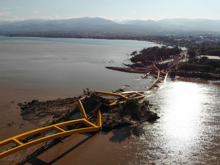 Un pont s'est effondré à Palu, où la plupart des morts ont été retrouvés jusqu'à présent