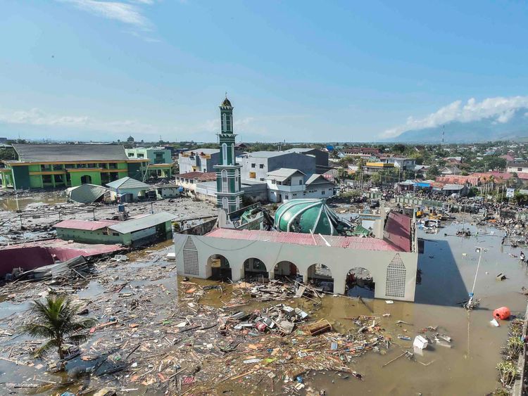 Des débris entourent une mosquée à West Palu