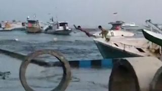 Les pêcheurs sautent pour survivre à l'approche du tsunami sur l'île indonésienne de Sulawesi "srcset =" https://e3.365dm.com/18/10/320x180/skynews-indonesia-tsunami-fisherman_4439504.jpg?20181001100147 320w, https: / /f3.365dm.com/18/10/640x380/skynews-indonesia-tsunami-fisherman_4439504.jpg?20181001100147 640w, https://e3.365dm.com/18/10/736x414/skynews-indonesia-tsunami-fisherman_4439504. jpg? 20181001100147 736w, https://e3.365dm.com/18/10/992x558/skynews-indonesia-tsunami-fisherman_4439504.jpg?20181001100147 992w, https://e3.365dm.com/18/10/1096x616/ skynews-indonesia-tsunami-fisherman_4439504.jpg? 20181001100147 1096w, https://e3.365dm.com/18/10/1600x900/skynews-indonesia-tsunami-fisherman_4439504.jpg?20181001100147 1600w, https: //e3.365dm. com / 18/10 / 1920x1080 / skynews-indonesia-tsunami-fisherman_4439504.jpg? 20181001100147 1920w, https://e3.365dm.com/18/10/2048x1152/skynews-indonesia-tsunami-fisherman_4439504.jpg?20181001100147 2048w " size = "(min-width: 900px) 992px, 100vw