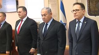 Le cabinet de Benjamin Netanyahu a une minute de silence pour les morts en Pennsylvanie "srcset =" https://e3.365dm.com/18/10/320x180/skynews-israeli-cabinet-jerusalem_4467896.jpg?20181028140229 320w, https://e3.365dm.com/18/10/640x380/skynews-israeli-cabinet-jerusalem_4467896.jpg?20181028140229 640w, https://e3.365dm.com/18/10/736x414/skynews-cabinet -jerusalem_4467896.jpg? 20181028140229 736w, https://e3.365dm.com/18/10/992x558/skynews-israeli-cabinet-jerusalem_4467896.jpg?20181028140229 992w, https://e3.365dm.com. /1096x616/skynews-israeli-cabinet-jerusalem_4467896.jpg?20181028140229 1096w, https://e3.365dm.com/18/10/1600x900/skynews-israeli-cabinet-jerusalem_4467896.jpg de nos souvenirs .365dm.com / 18/10 / 1920x1080 / skynews-israeli-cabinet-jerusalem_4467896.jpg? 20181028140229 1920w, https://e3.365dm.com/18/10/2048x1152/skynews-israeli-cabinet-jerusalem_4467896.jpg? 20181028140229 2048w "tailles =" (largeur minimale: 900px) 992px, 100vw
