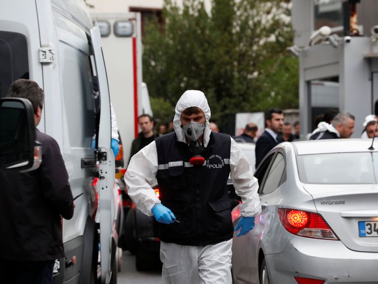 Des officiers légistes turcs arrivent à la résidence du Consul général d’Arabie saoudite, Mohammad al-Otaibi, à Istanbul