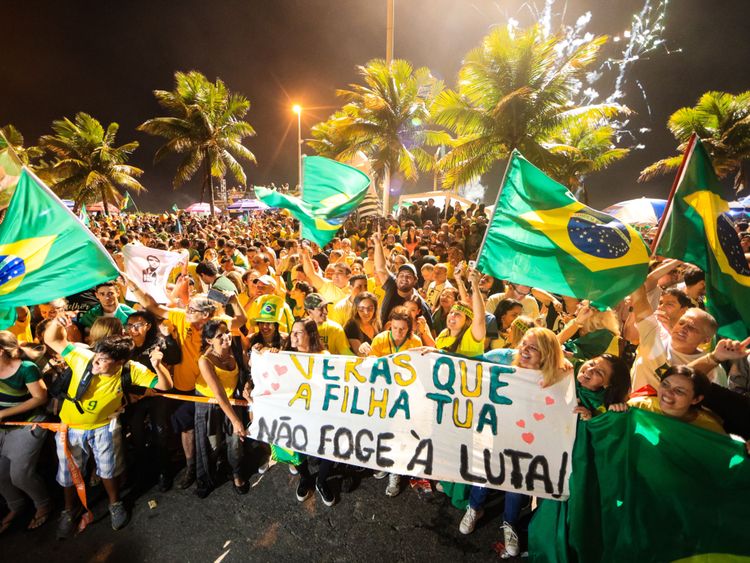 Partisans de Jair Bolsonaro, célébrez sa victoire devant son domicile à Rio de Janeiro