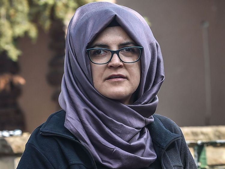 La fiancée de M. Khashoggi, Hatice, qui attend devant le consulat, ne l'a pas vu depuis qu'il est entré dans le bâtiment.
