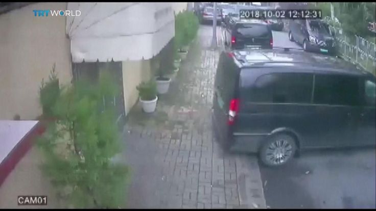 Des fourgonnettes et des véhicules quittent le consulat d'Arabie saoudite à Istanbul