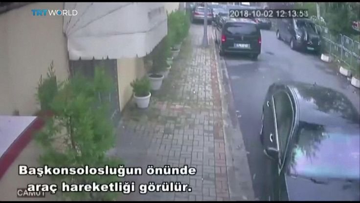 Des fourgonnettes et des véhicules quittent le consulat d'Arabie saoudite à Istanbul