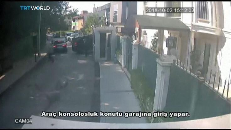 Une camionnette noire entre dans un garage au consulat d'Arabie Saoudite à Istanbul