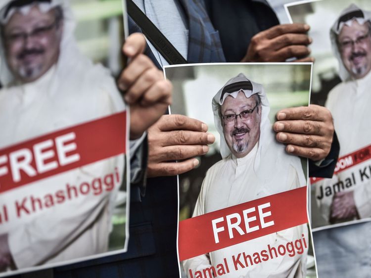Des manifestants détiennent des photos du journaliste disparu, Jamal Khashoggi, lors d'une manifestation