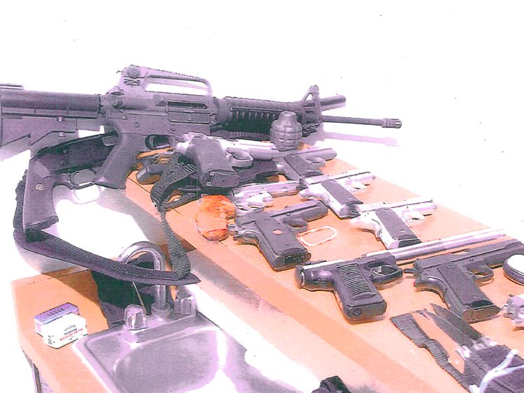 Certaines des armes saisies dans l’appartement de Bulger lorsqu’il a été capturé en 2011