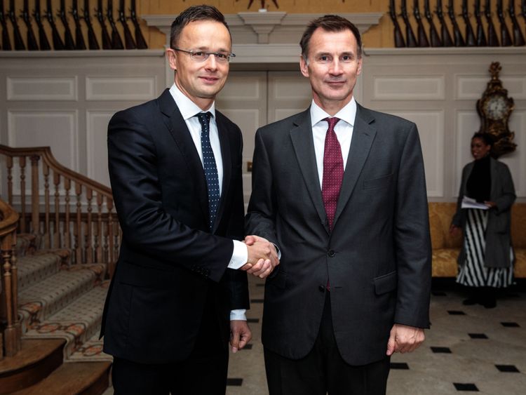 Jeremy Hunt (à droite), ministre britannique des Affaires étrangères, et Peter Szijjarto, ministre hongrois des Affaires étrangères