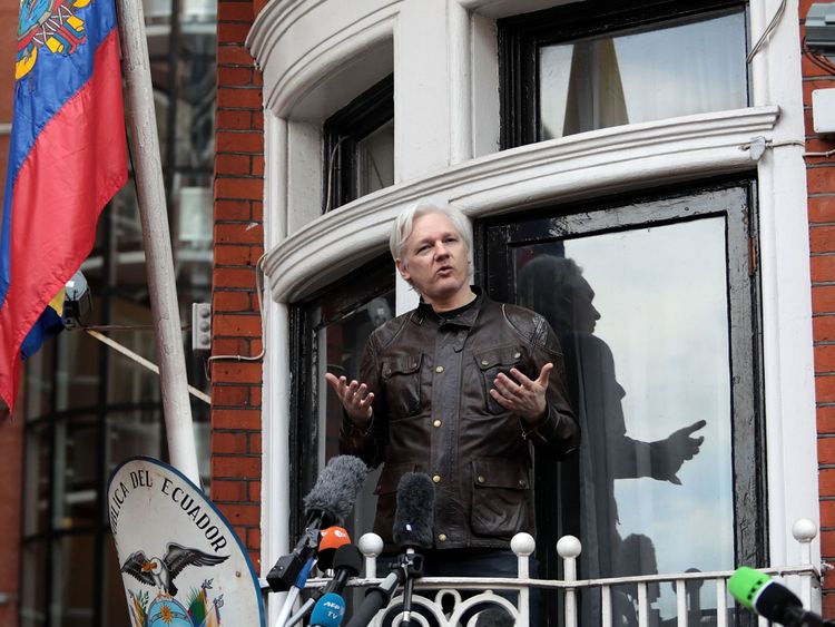 Londres, Angleterre - 19 mai: Julian Assange parle aux médias depuis le balcon de l'ambassade de l'Équateur le 19 mai 2017 à Londres, en Angleterre. Julian Assange, fondateur du site Web Wikileaks, qui a publié des secrets du gouvernement américain, est recherché en Suède depuis 2012 pour viol. Il a demandé l'asile à l'ambassade de l'Équateur à Londres et la police a annoncé qu'il serait toujours en état d'arrestation s'il partait. (Photo de Jack Taylor / Getty Images)
