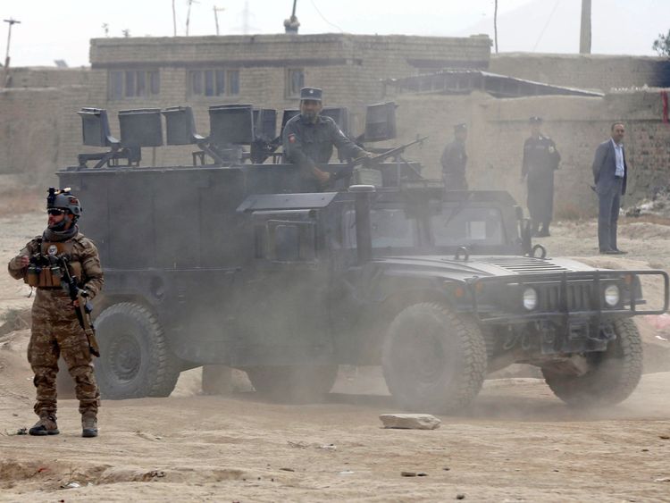 Les forces de sécurité afghanes arrivent sur le site d'un attentat suicide à Kaboul