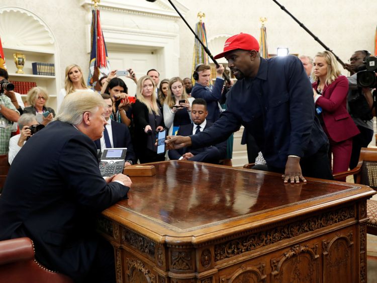 Kanye West montre son téléphone portable à Donald Trump dans le bureau ovale