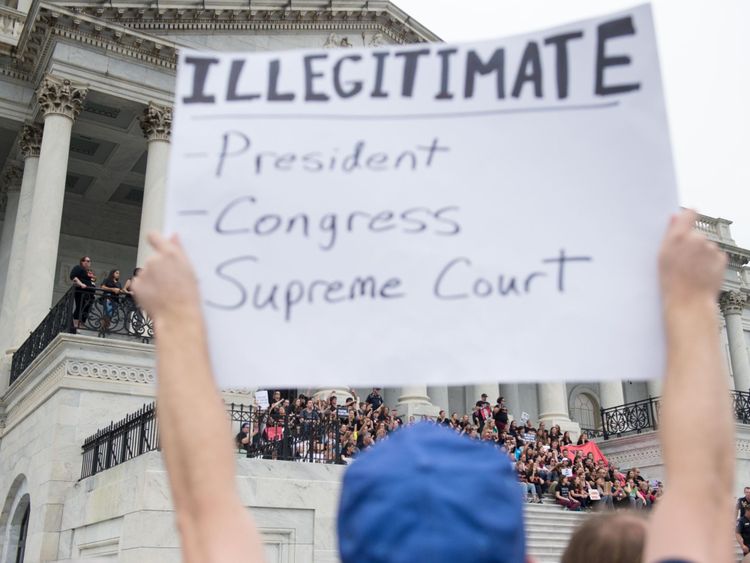 Des manifestants devant la Cour suprême avant l'assermentation officielle du juge Kavanaugh