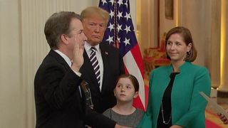 Brett Kavanaugh lors d'une cérémonie d'assermentation comme juge de la Cour suprême