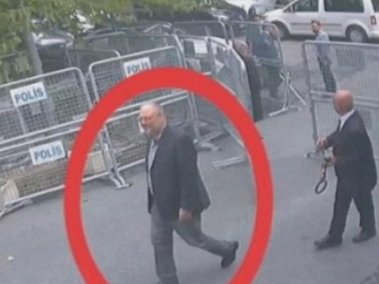 Le journaliste a semblé détendu lorsqu'il est entré au consulat le 2 octobre.