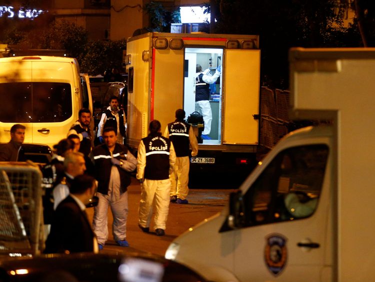 Des experts médico-légaux de la police turque arrivent au consulat d'Arabie saoudite à Istanbul