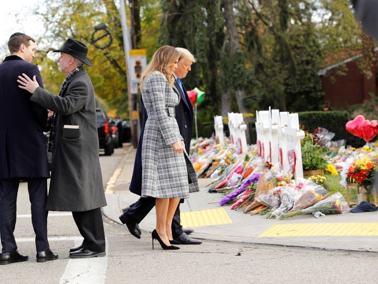 Les conseillers principaux de la Maison Blanche, Jared Kushner et Ivanka Trump, discutent avec le rabbin Jeffrey Myers alors que le président américain Donald Trump et la première dame Melania Trump saluent devant la synagogue de l'Arbre de vie à la suite de la fusillade à la synagogue où 11 personnes ont été tuées et six personnes ont été blessés à Pittsburgh, Pennsylvanie, États-Unis